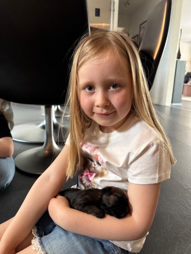 Barnbarnet Hailey med lilla Mini som somnade i henne famn i påskas